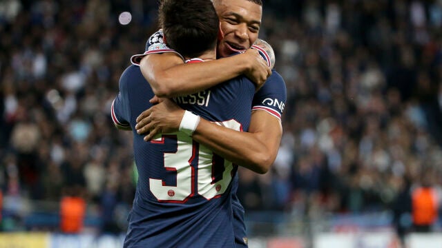 Messi celebra con Mbappé un tanto ante el Manchester City