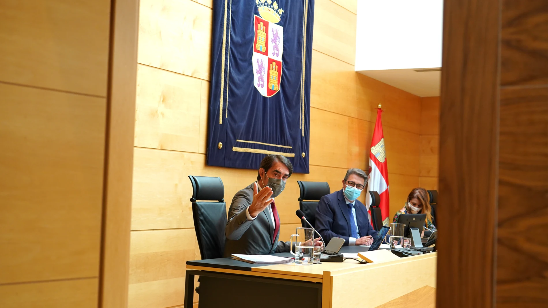 El consejero de Fomento y Medio Ambiente, Juan Carlos Suárez-Quiñones, comparece, a petición propia, en la Comisión de Fomento y Medio Ambiente para analizar el grado de cumplimiento de los objetivos de su departamento para la legislatura