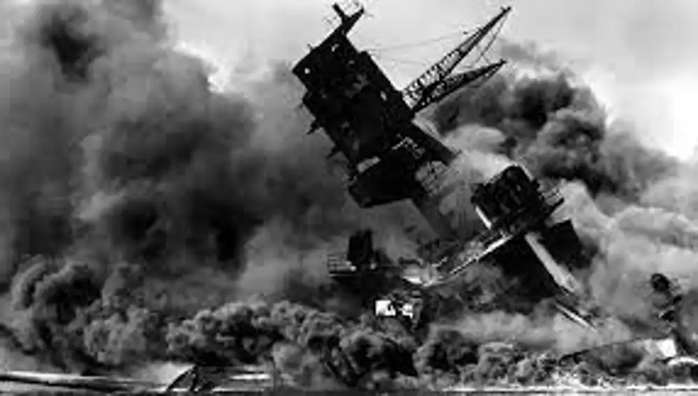 Imagen del bombardeo que hizo japón sobre la base norteamericana de Pearl Harbour
