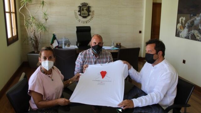 Presentación de la iniciativa de las camisetas solidarias "Fuerteventura, Territorio Solidario", con el empresario segoviano Jorge Peña, el presidente del Cabildo de Fuerteventura, Sergio Lloret López, y la consejera de Juventud, María Saavedra Hierro