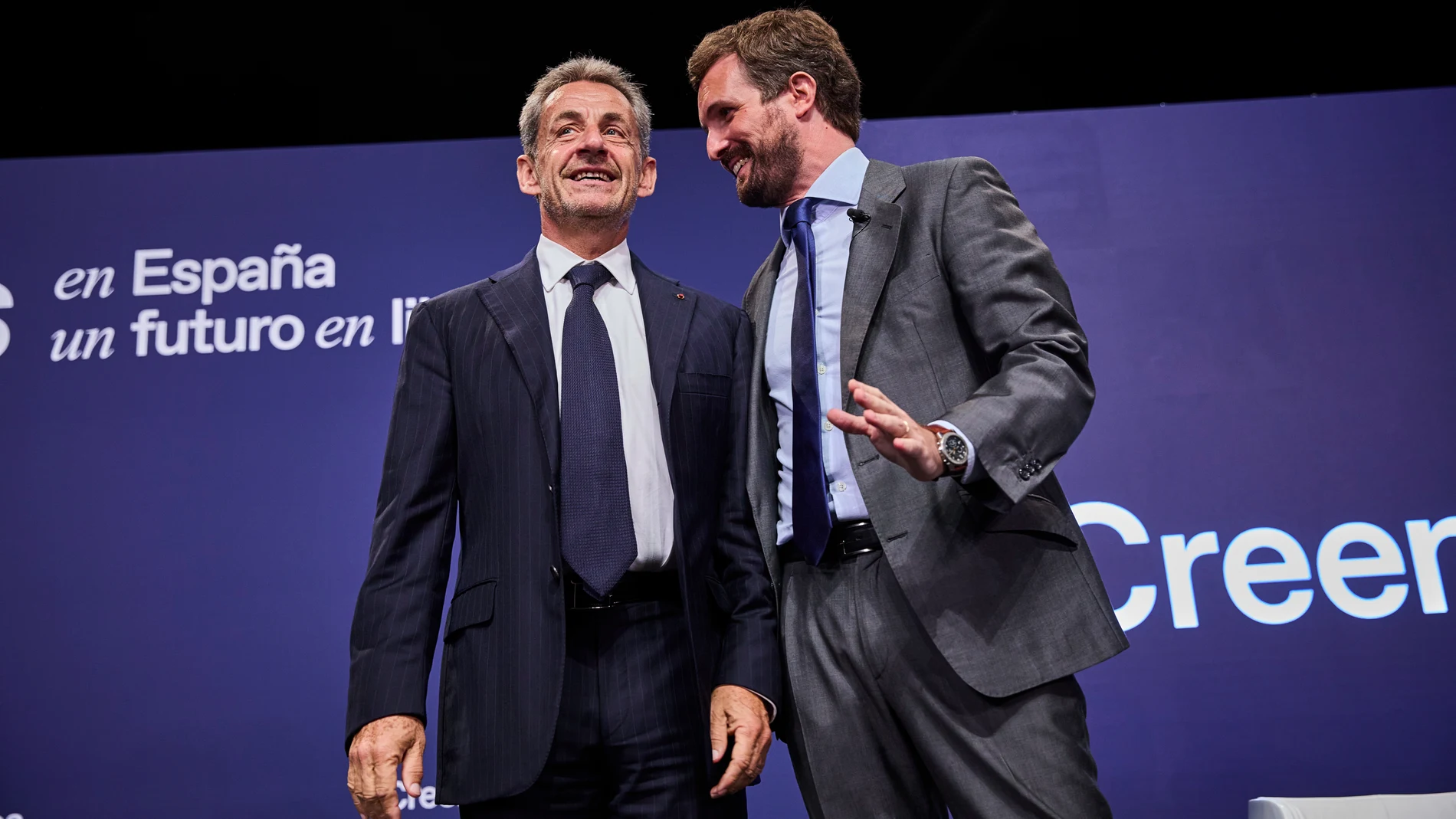 El líder del PP, Pablo Casado (d) junto al expresidente francés Nicolás Sarkozy (i)