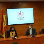Mercedes Sánchez, decana de la Facultad de Ciencias de la Salud y Jorge Velazquez Saornil, director del Máster