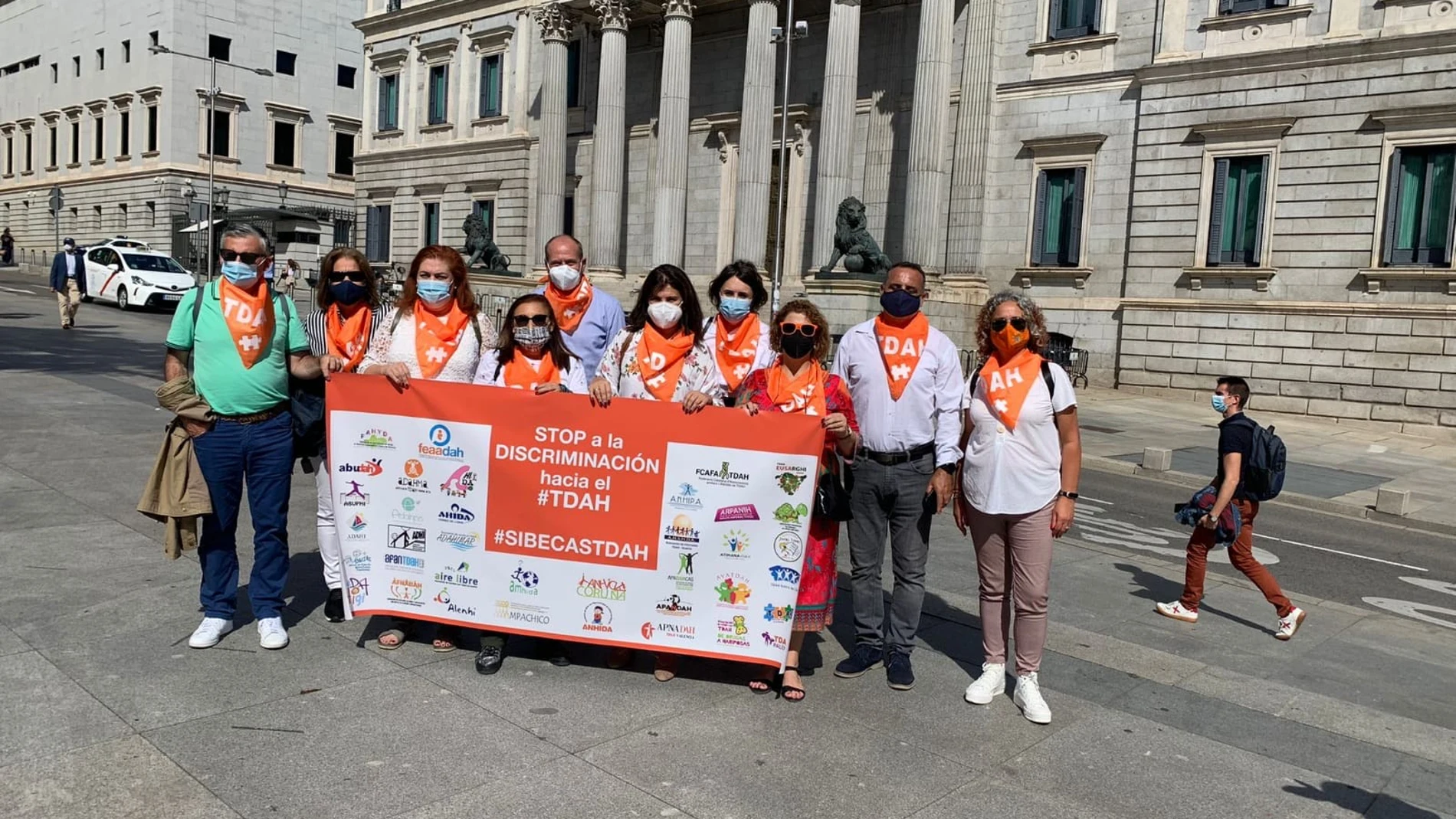Familiares de afectados de TDAH de diversas asociaciones, protestan ante el Congreso de los Diputados (Madrid)