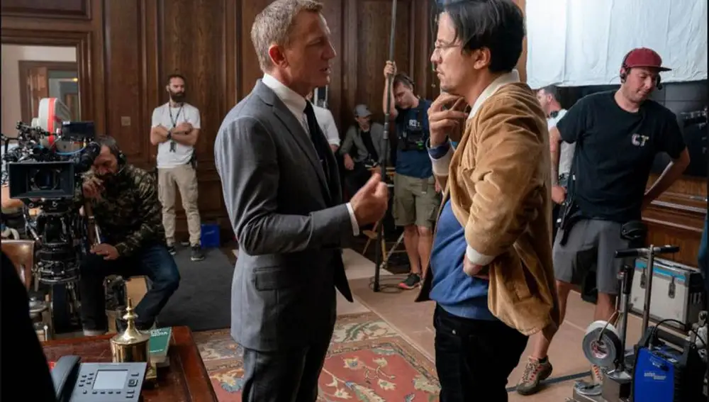 Daniel Craig (izq.) y su director, Cary Joji Fukunaga, durante el rodaje de &quot;Sin tiempo para morir&quot;