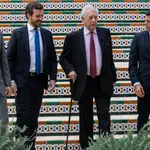 El presidente del PP-A y de la Junta, Juanma Moreno con el presidente del PP, Pablo Casado junto a Mario Vargas Llosa, Premio Nobel de Literatura, y a Leopoldo López