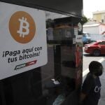 Cartel de "aceptamos Bitcoins" en una gasolinera en El Salvador.