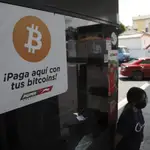 Cartel de &quot;aceptamos Bitcoins&quot; en una gasolinera en El Salvador.