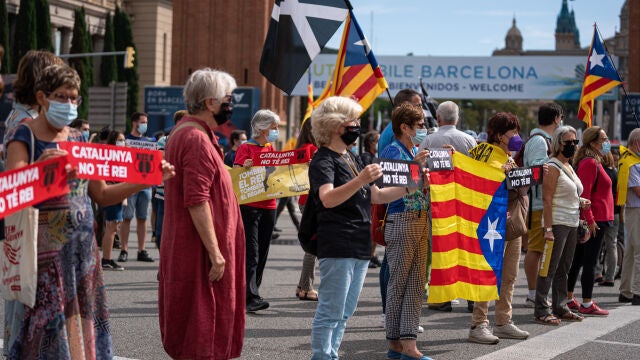 Asistentes en una concentración contra la visita del rey Felipe VI al Salón del Automóvil de Barcelona