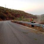 Operarios trabajan en labores de conservación y mantenimientos en las carreteras de la Diputación Provincial de Málaga