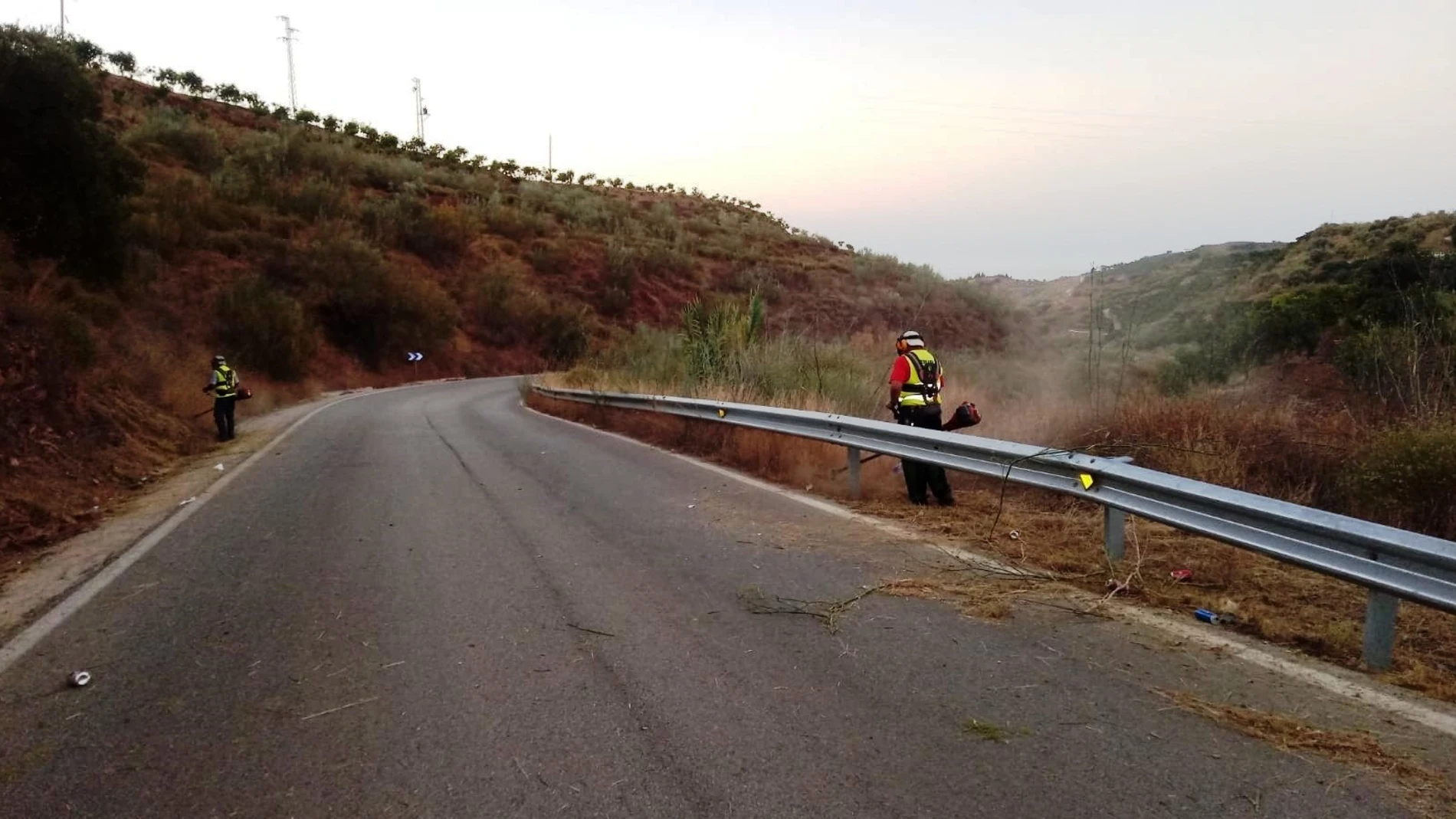 Operarios trabajan en labores de conservación y mantenimientos en las carreteras de la Diputación Provincial de Málaga