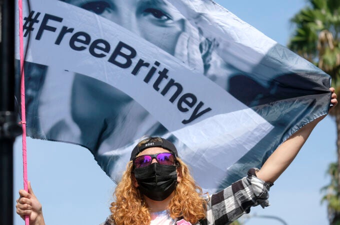 Una fan de la cantante estadounidense Britney Spears participa en una manifestación frente al Palacio de Justicia de Stanley Mosk (Los Angeles)