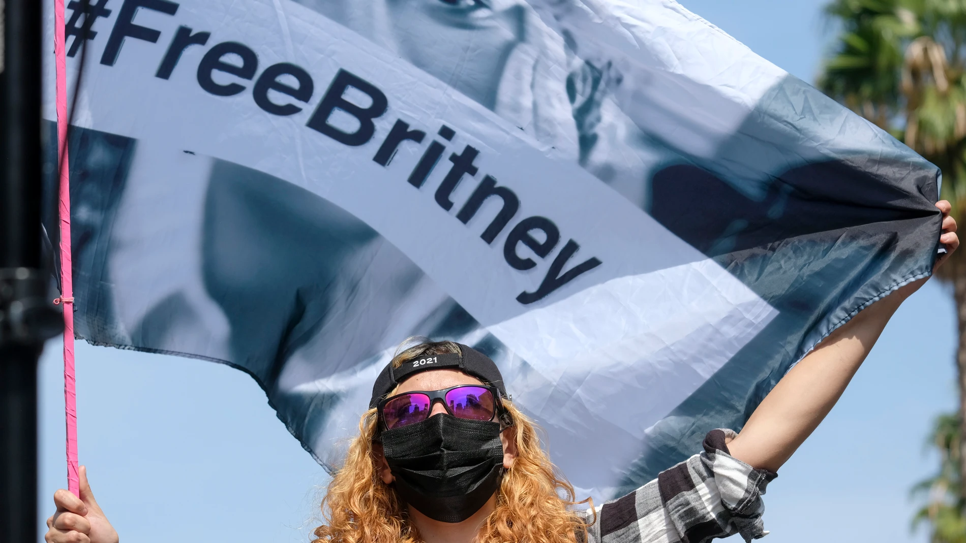 Una fan de la cantante estadounidense Britney Spears participa en una manifestación frente al Palacio de Justicia de Stanley Mosk (Los Angeles)
