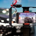 GRAFCAT7913. BARCELONA, 30/09/2021.- Un visitante graba el nuevo EQS eléctrico de Mercedes Benz, una de las novedades que se pueden ver en Automobile, el salón internacional del automóvil de Barcelona, que ha abierto sus puertas este jueves en el recinto ferial de Montjuïc con la presencia de 23 marcas y el acento puesto en la electrificación del sector de la automoción, inmerso en la transición hacia una industria sin emisiones contaminantes. EFE/Quique García