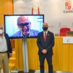 El viceconsejero de Desarrollo Rural y director general del Instituto Tecnológico Agrario, Jorge Llorente, presenta los Premios Zarcillo, junto a Pedro Ballesteros y José Antonio Fernández