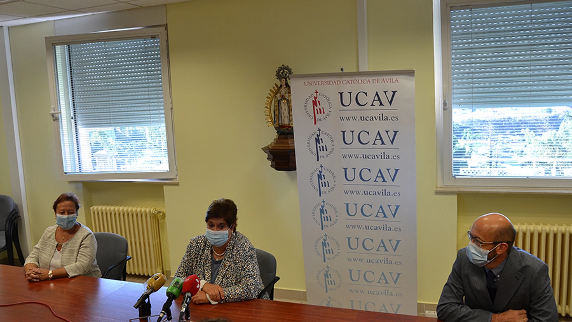 La rectora de la UCAV, María del Rosario Sáez Yuguero; Mª Antonia Pedraza, gerente de asistencia sanitaria de Ávila; yJuan Igor Molina Puente, doctor en Medicina. Jefe unidad medicina interna del Complejo Hospitalario de Ávila