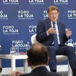 El presidente de la Generalitat Valenciana, Ximo Puig, durante la mesa redonda 'La financiación de las autonomías: atender a la diversidad y a la cohesión', celebrada en el marco del Foro La Toja-Vínculo Atlántico, junto al presidente de la Xunta de Galicia, Alberto Núñez Feijóo