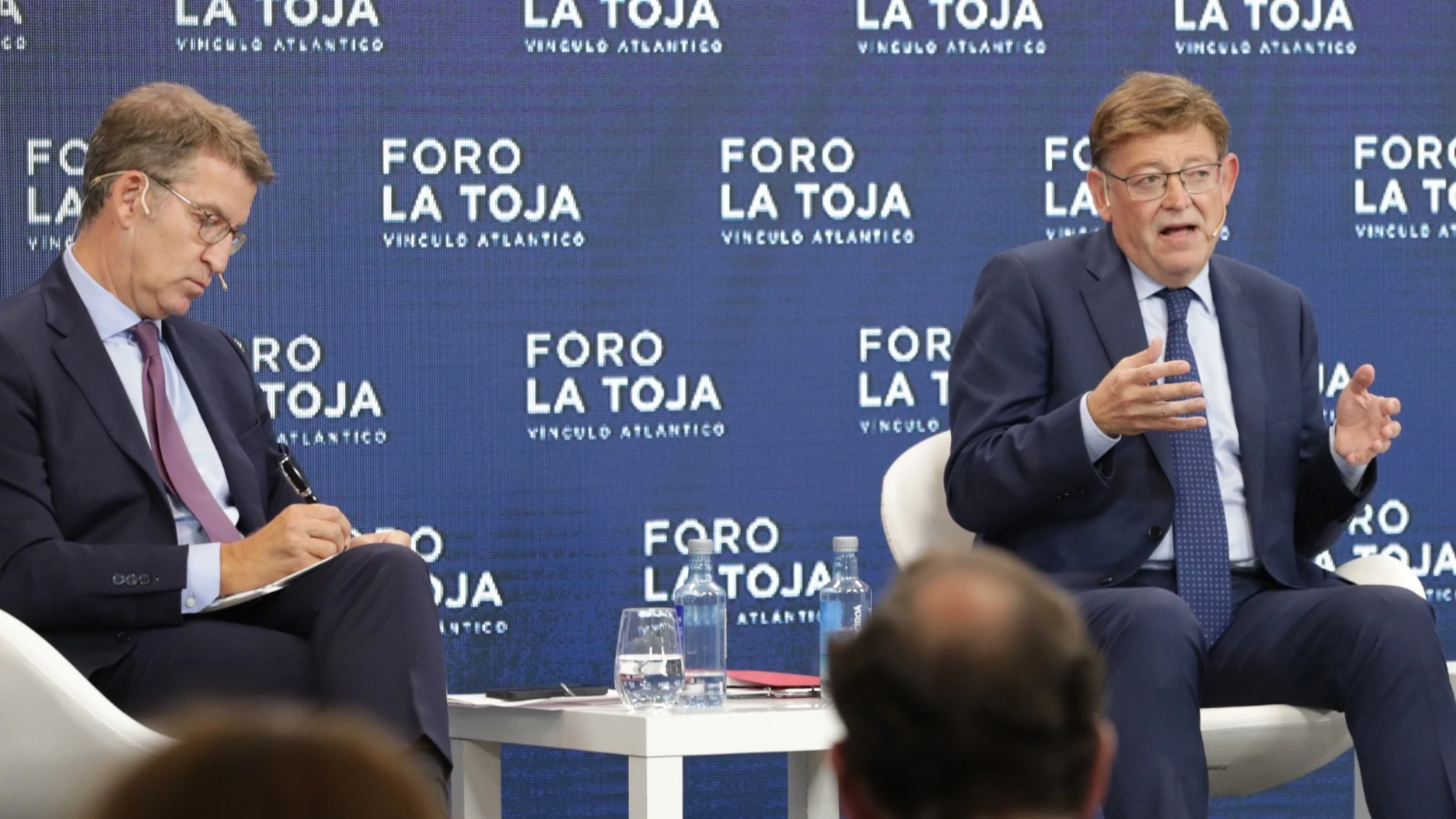 El presidente de la Generalitat Valenciana, Ximo Puig, durante la mesa redonda 'La financiación de las autonomías: atender a la diversidad y a la cohesión', celebrada en el marco del Foro La Toja-Vínculo Atlántico, junto al presidente de la Xunta de Galicia, Alberto Núñez Feijóo