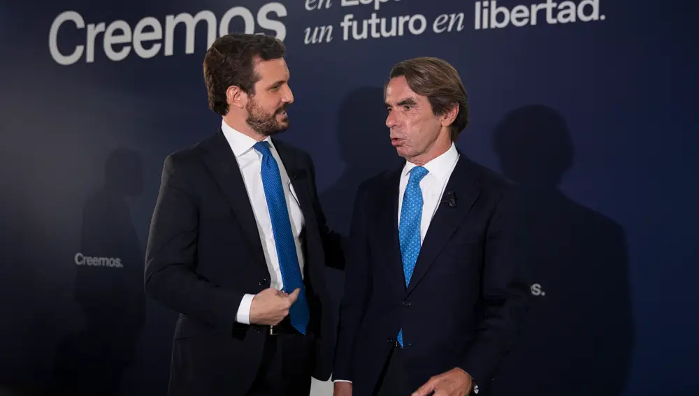 El presidente del PP, Pablo Casado y del expresidente del Gobierno José María Aznar al inicio de la convención sobre &quot;La fortaleza de las instituciones&quot;.