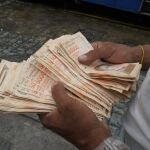 Los venezolanos se han acostumbrado a los fajos de billetes debido a la hiperinflación