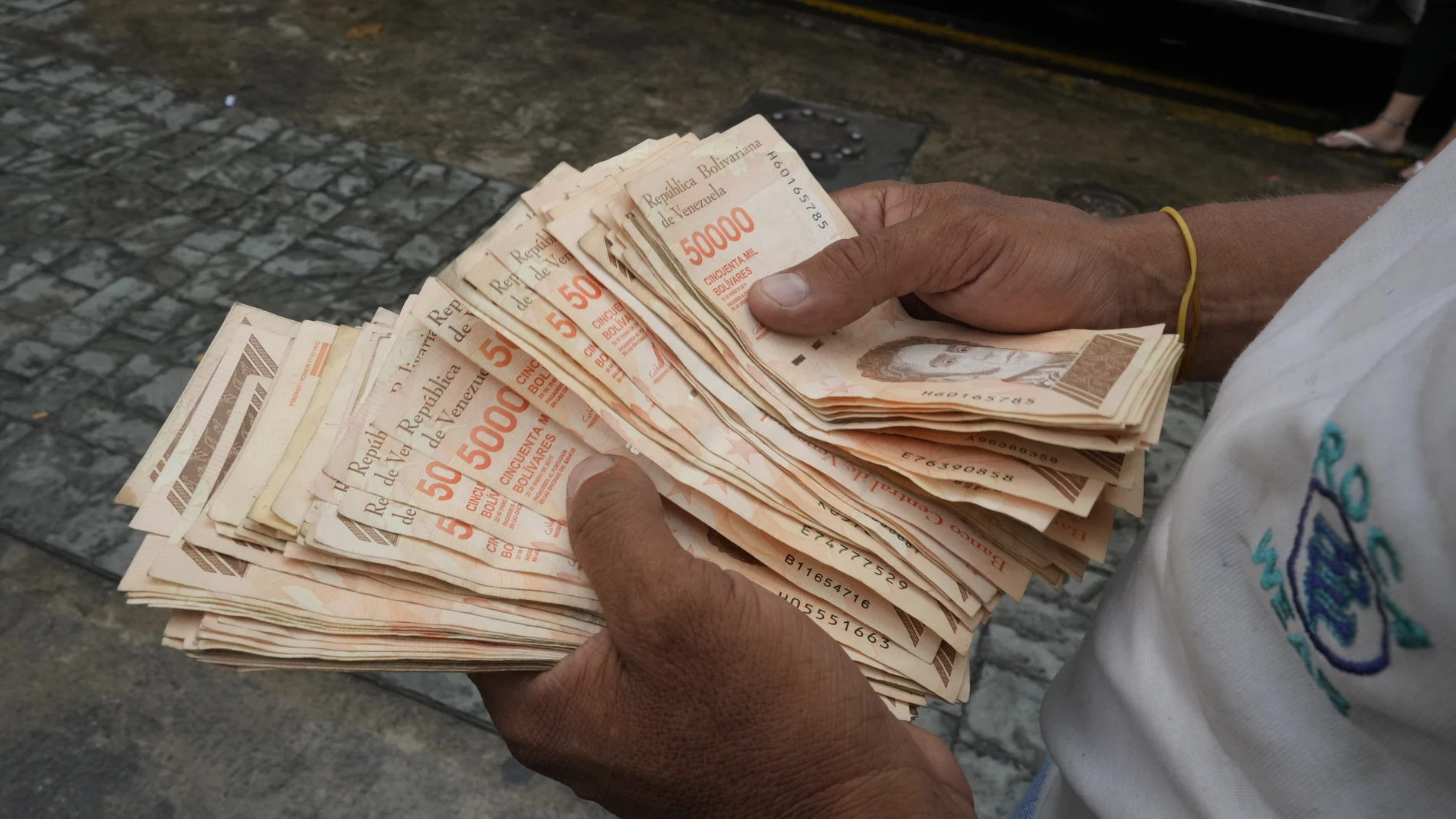 Los venezolanos se han acostumbrado a los fajos de billetes debido a la hiperinflación