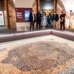 La directora general del Patronato de la Alhambra y Generalife, Rocío Díaz, inaugura la exposición 'El Majlis. Diálogo entre culturas', instalada en la capilla y la cripta del Palacio de Carlos V. EFE/ Miguel Ángel Molina
