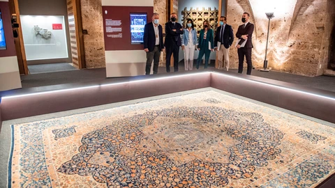 La directora general del Patronato de la Alhambra y Generalife, Rocío Díaz, inaugura la exposición 'El Majlis. Diálogo entre culturas', instalada en la capilla y la cripta del Palacio de Carlos V. EFE/ Miguel Ángel Molina
