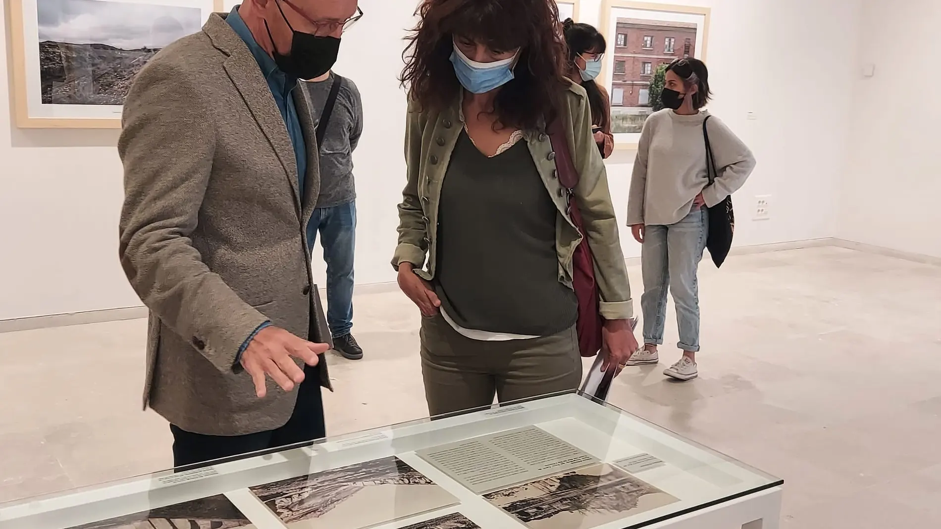 La concejala de Cultura y Turismo de Valladolid, Ana Redondo, y el artista Ricardo González presentan la exposición