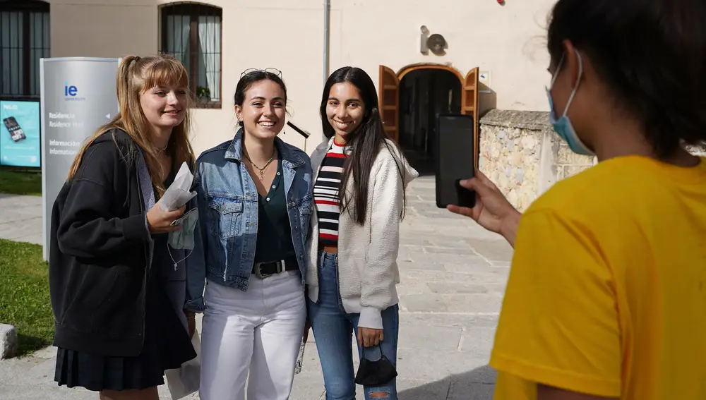 "Los Cazadores de Sonrisas" se despliegan por el Campus de IE University