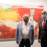 El presidente de la Diputación de Salamanca, Javier Iglesias, y el artista, Jesús Camargo, presentan la exposición "Mediterráneas"
