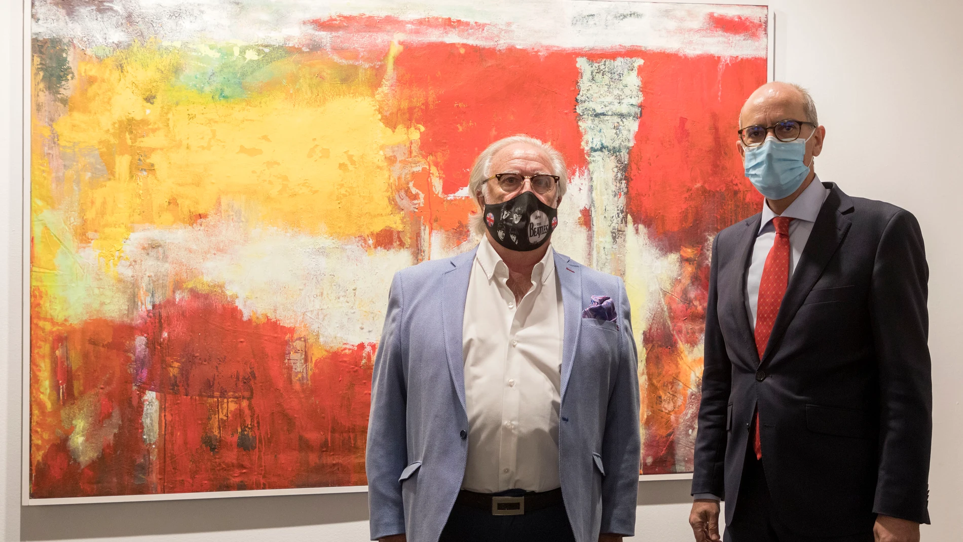 El presidente de la Diputación de Salamanca, Javier Iglesias, y el artista, Jesús Camargo, presentan la exposición "Mediterráneas"