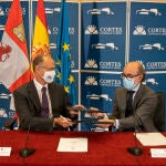 El presidente de las Cortes y de la Fundación de Castilla y León, Luis Fuentes Rodríguez, y el consejero de Cultura, Javier Ortega, formalizan el convenio de colaboración con la Orquesta Sinfónica de Castilla y León (OSCYL) para el inicio de la gira por la Comunidad Autónoma de la ópera "Los Comuneros"