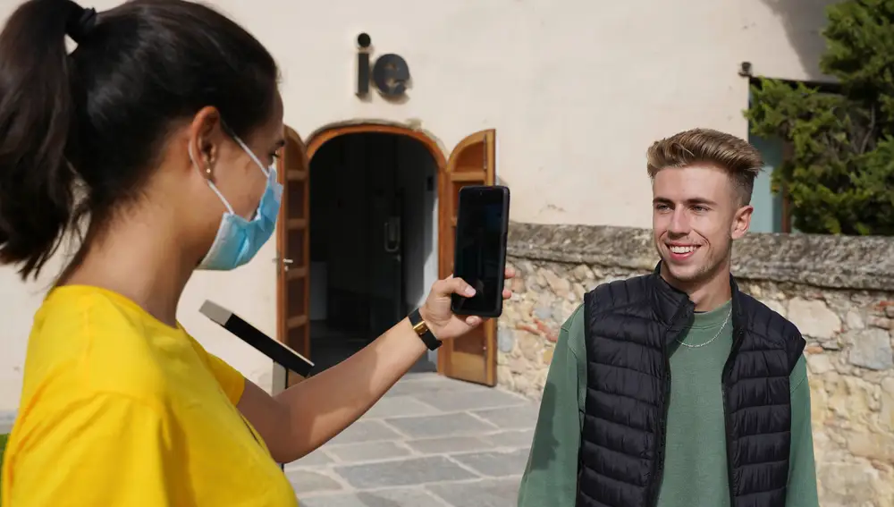 "Los Cazadores de Sonrisas" se despliegan por el Campus de IE University