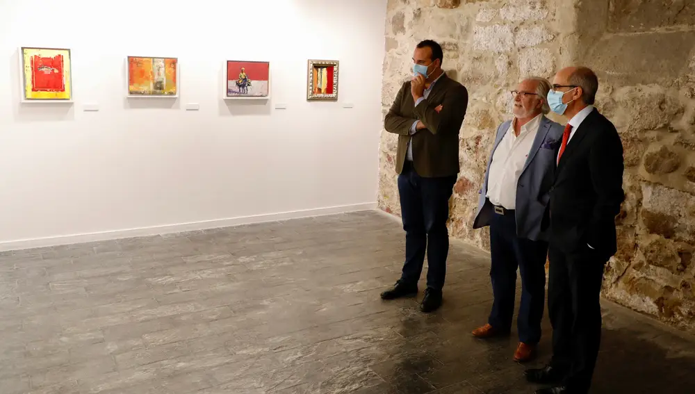 El presidente de la Diputación de Salamanca, Javier Iglesias, y el artista, Jesús Camargo, presentan la exposición "Mediterráneas"