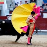 GRAF3236. MADRID, 01/10/2021.- El diestro Alejandro Fermín da un pase con el capote a uno de los de su lote, durante la segunda novillada de la Feria de Otoño celebrada este viernes en la plaza de toros de Las Ventas, en Madrid. EFE/Kiko Huesca