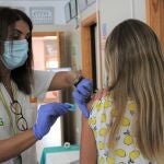 Una joven vacunándose en un centro de salud en Castilla-La Mancha