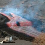 El volcán que el pasado 19 de septiembre entró en erupción en La Palma ha sumado dos centros emisores de lava a la dos que tenía y la nueva colada magmática busca la unión con la primigenia hacia el mar