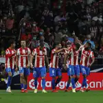 Los jugadores del Atlético celebran el gol de Lemar
