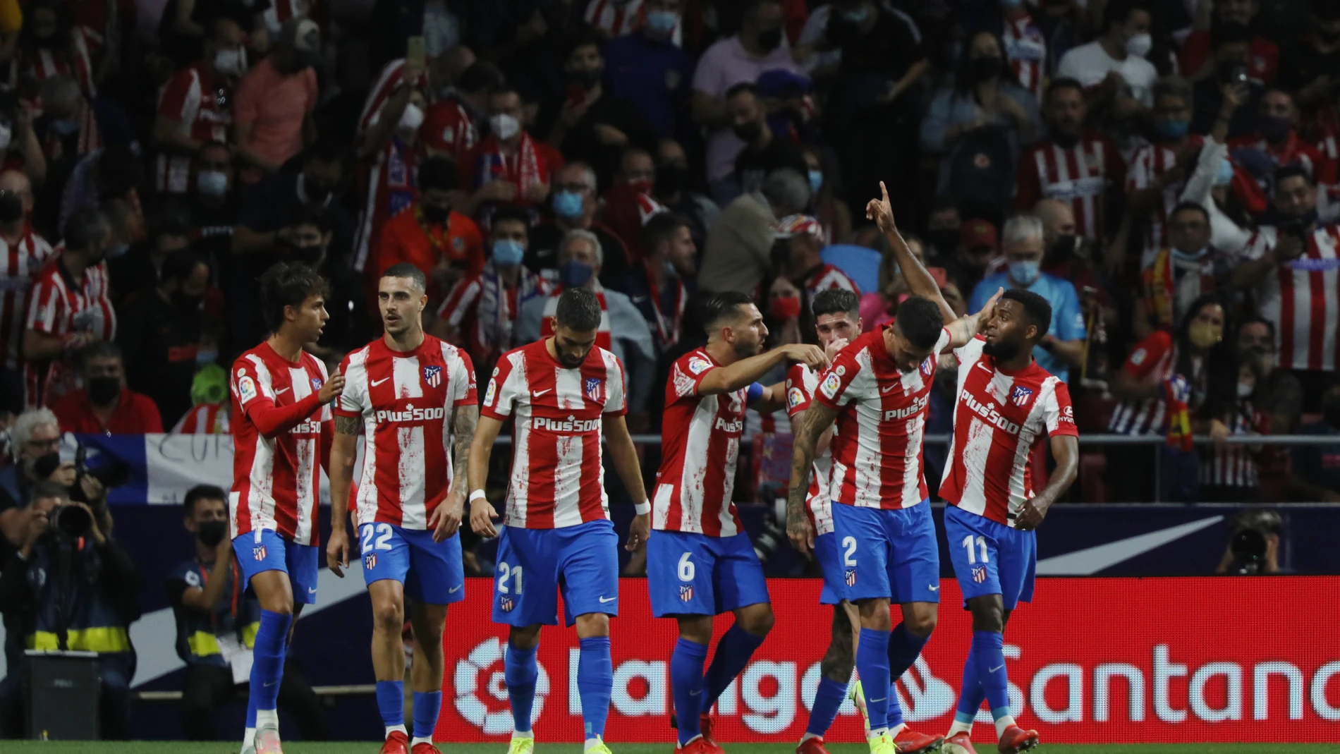 Los jugadores del Atlético celebran el gol de Lemar