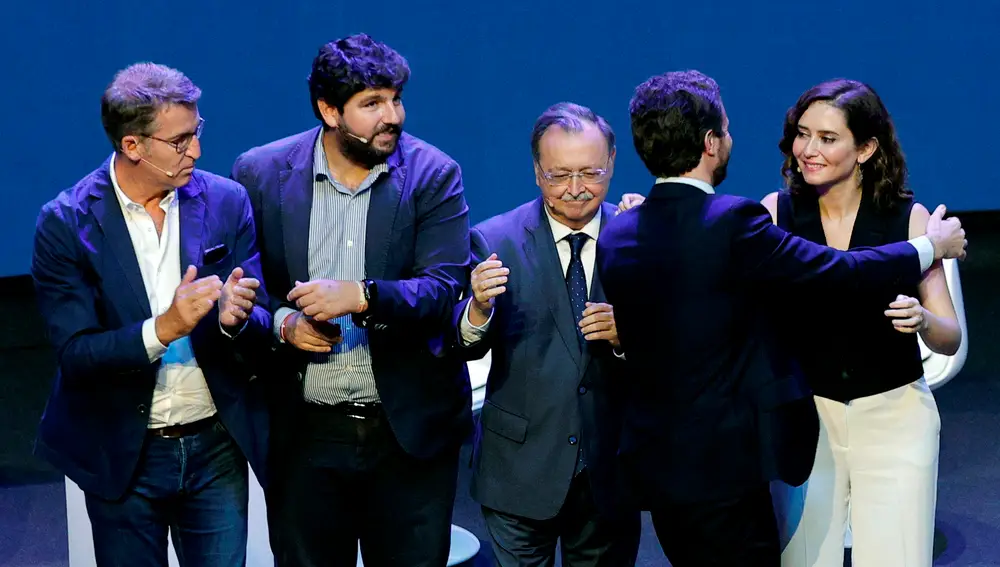 La presidenta de la Comunidad de Madrid, Isabel Díaz Ayuso es saludada por el líder del Partido Popular, Pablo Casado, en presencia de otros líderes autonómicos, durante la convención nacional del Partido Popular.