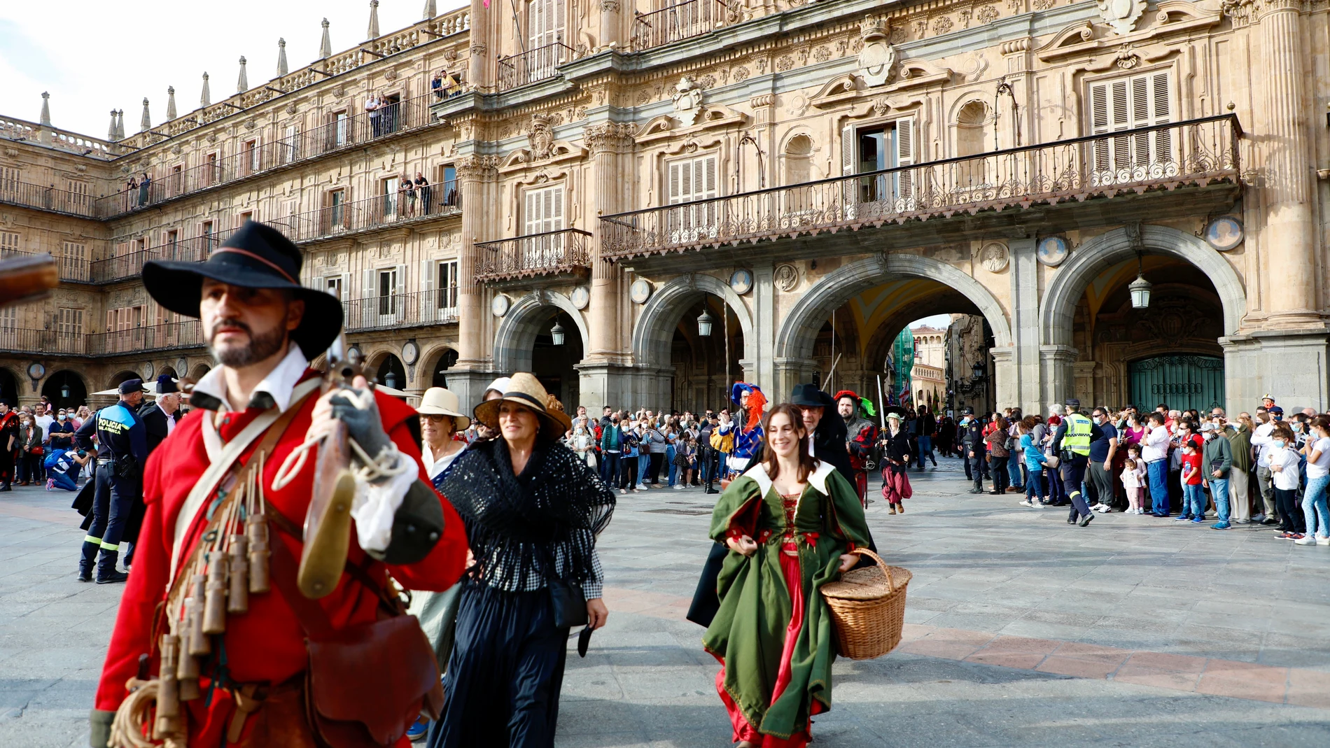 Salamanca regresa al esplendor del Siglo de Oro mediante un pintoresco desfile de época