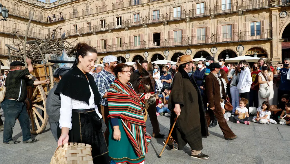 Salamanca regresa al esplendor del Siglo de Oro mediante un pintoresco desfile de época