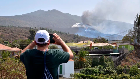 Un hombre observa el volcán de Cumbre Vieja, que este sábado continúa su actividad