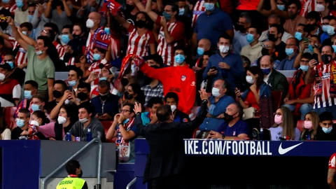 Simeone animando a la grada del Wanda Metropolitano