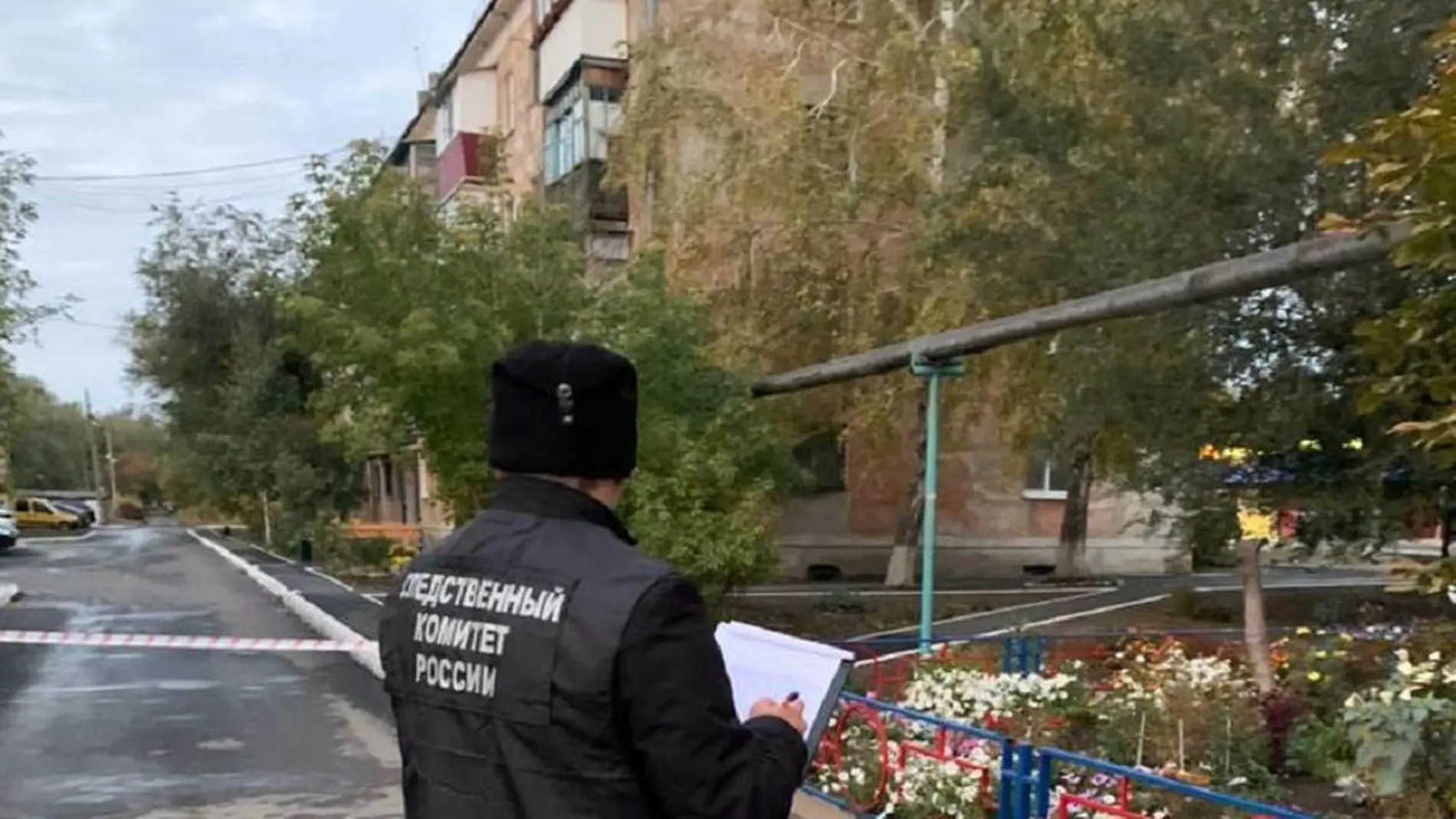 Un policía en la calle donde se produjo el asesinado de las tres jóvenes