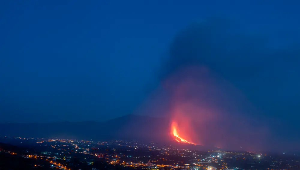 La columna de gases que emana el volcán de Cumbre Vieja supera ya los 5.000 metros.