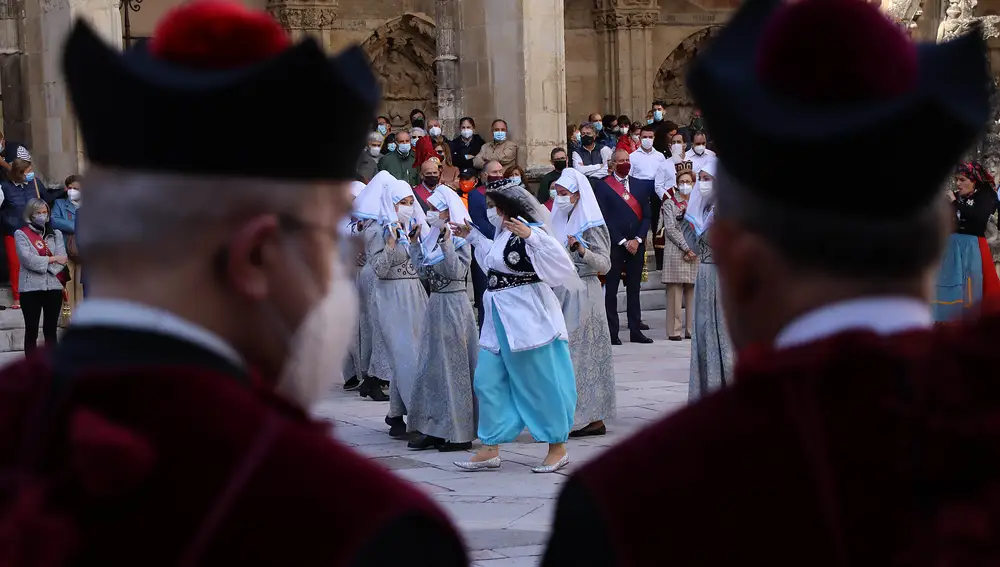 El Ayuntamiento de León y el Cabildo de la Catedral celebran la ceremonia tradicional de Las Cantaderas por las fiestas de San Froilán