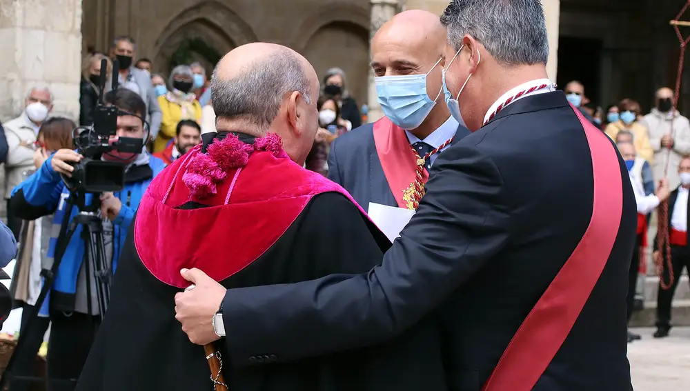 El Ayuntamiento de León y el Cabildo de la Catedral celebran la ceremonia tradicional de Las Cantaderas por las fiestas de San Froilán