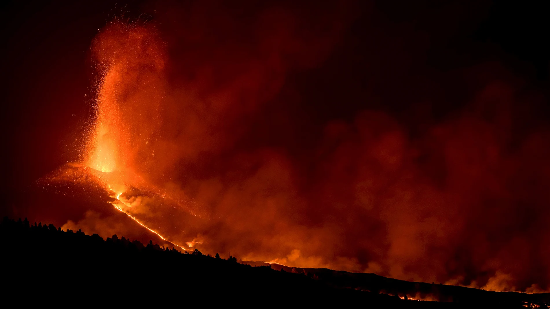 La lava fluye esta noche, 3 de octubre, tras el derrumbe de parte del cono del volcán