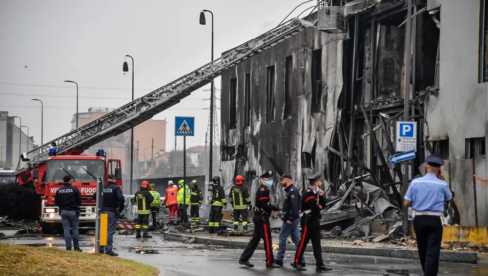 Los bomberos tuitearon que no había nadie más que los que iban a bordo en el accidente ocurrido a primera hora de la tarde cerca de una estación de metro en San Donato Milanese, una pequeña ciudad cercana a Milán.