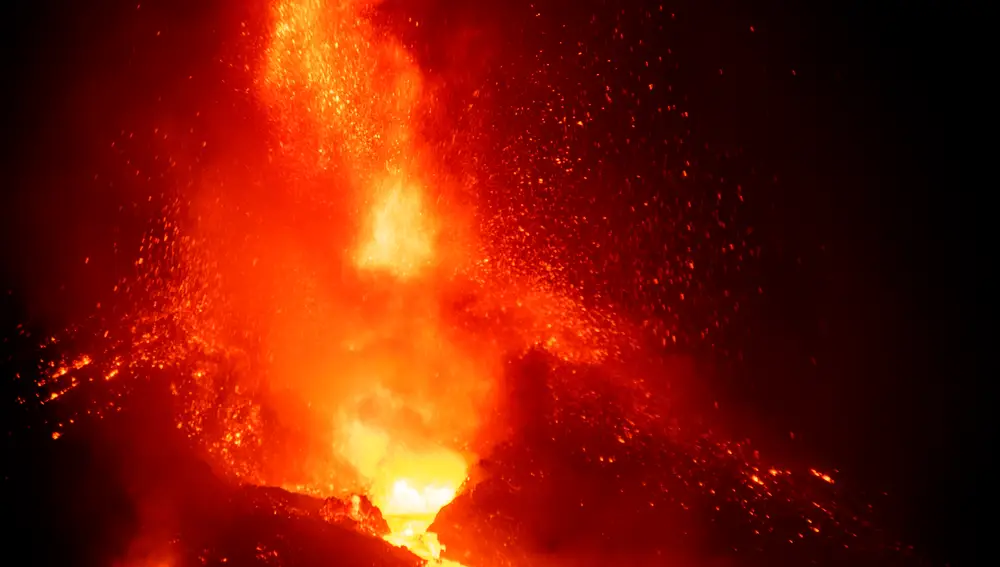 La caída una parte del cono del volcán de Cumbre Vieja ha provocado que se unan los principales centros emisores de lava y de esa manera aumente considerable del caudal de magma